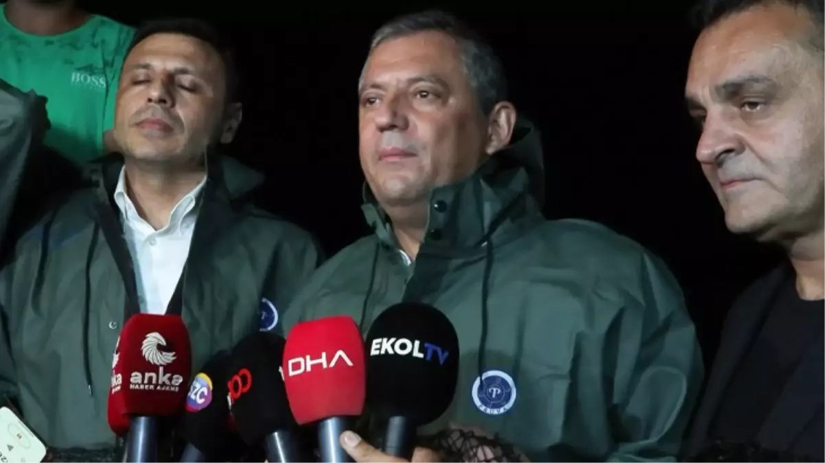 CHP Genel Başkanı Özgür Özel, Rumelifeneri’nde balıkçılarla buluştu