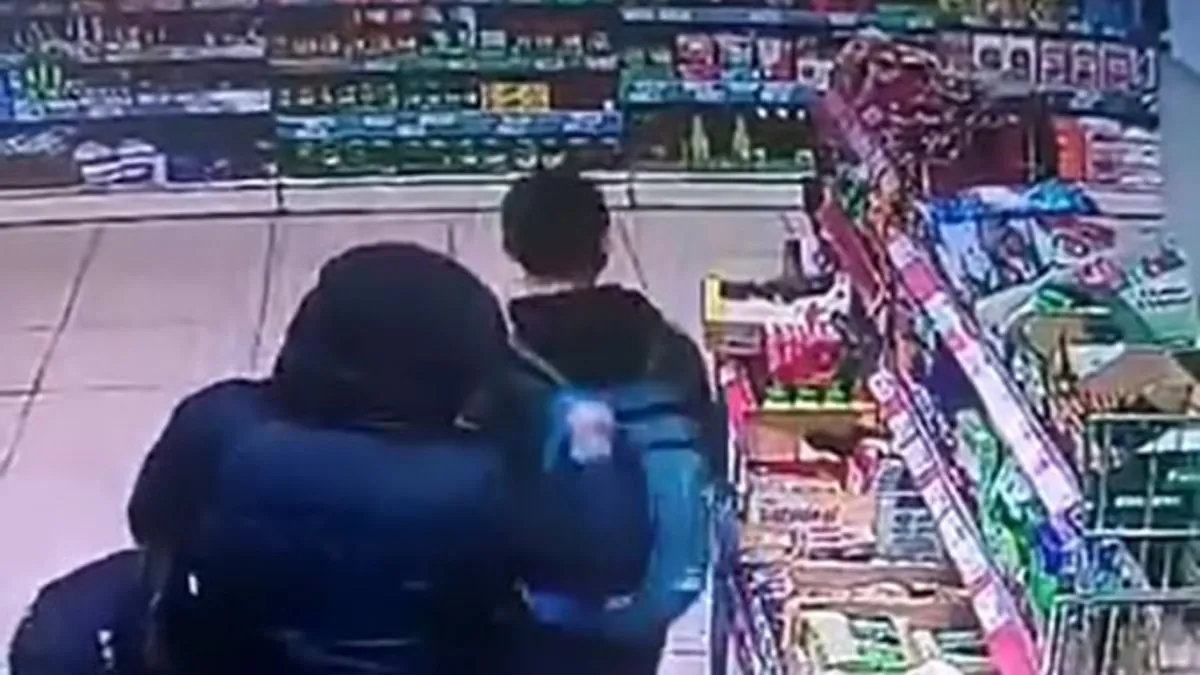 Suçuna çocuğunu da alet etti: O anlar kamerada!