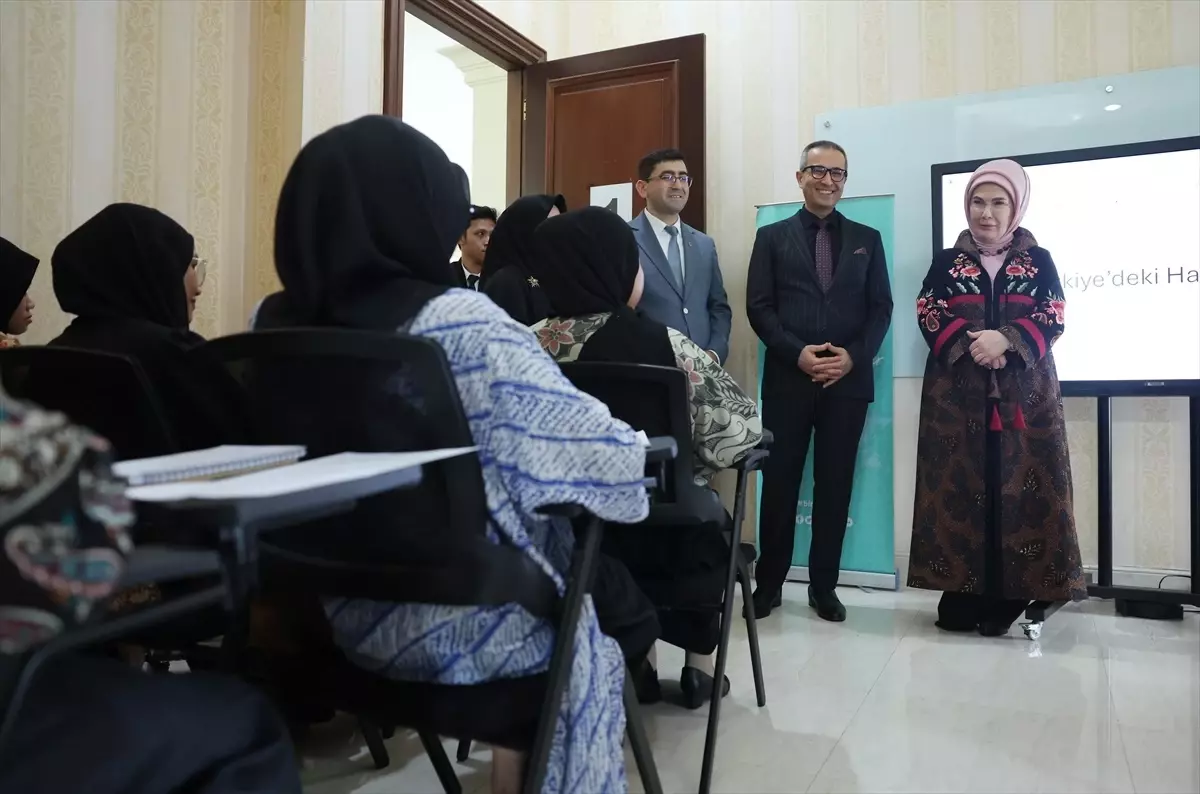Emine Erdoğan, Endonezya’da Yunus Emre Enstitüsünü ziyaret etti